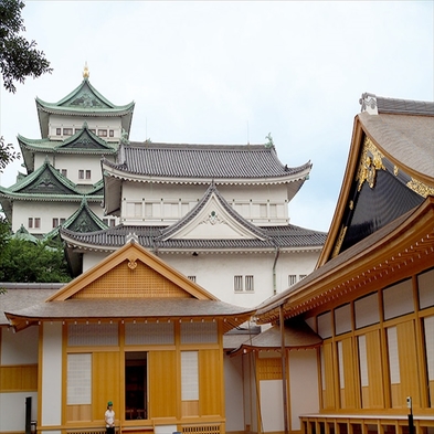 “金鯱”煌く名古屋城へ、いざ参らん「現在天守閣は閉館中ですが復元された本丸御殿を是非ご覧ください。」